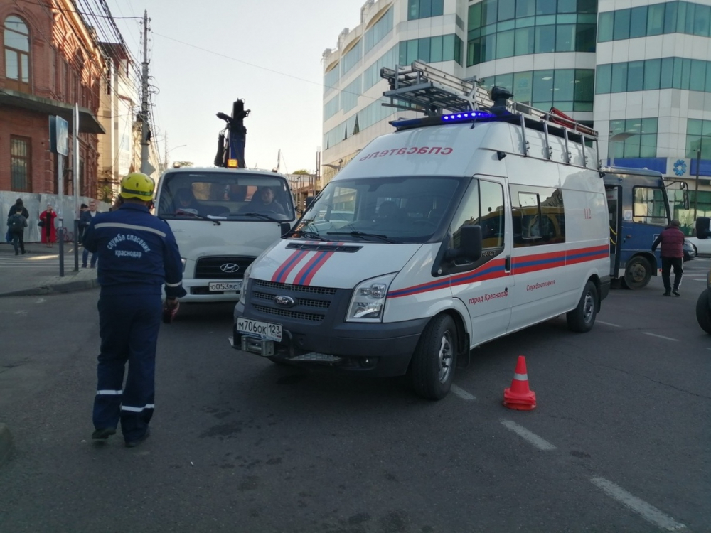 Кинологи и пожарные перекрыли участок на Кооперативном рынке в Краснодаре