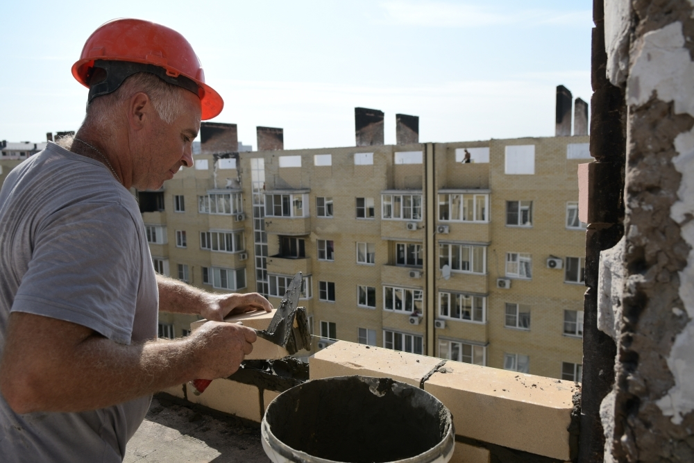 В горевшем доме на улице Российской в Краснодаре возводят технический этаж