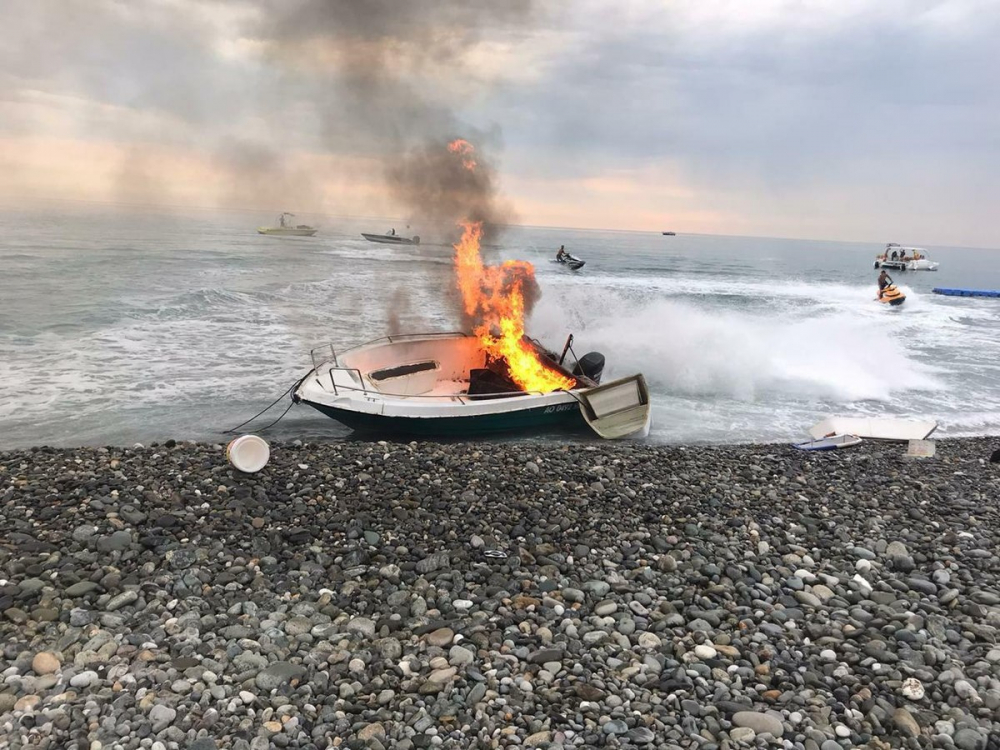 Прогулочный катер сгорел на побережье Кубани
