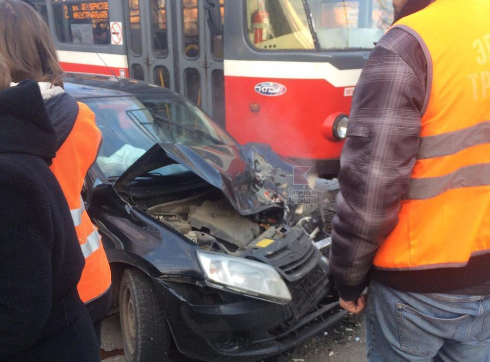 В Краснодаре ДТП с трамваем закончилось госпитализацией автомобилиста