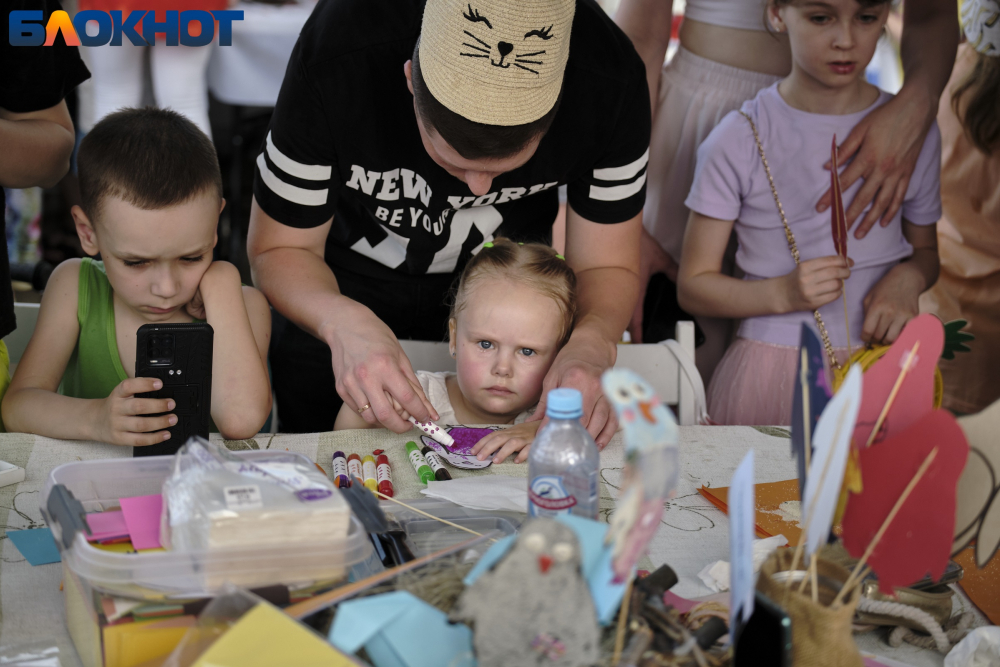Зарплата в два раза ниже средней: на что работники детсадов Краснодара отмечают свой праздник