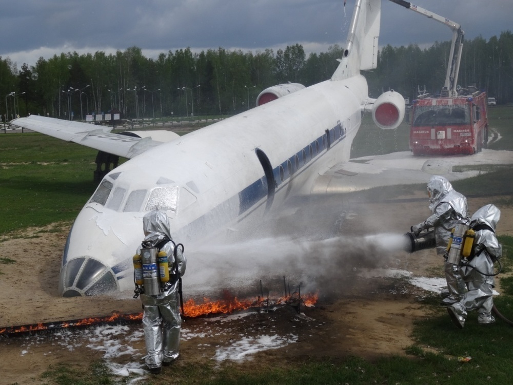 Сотрудники МЧС потушили горящий самолет
