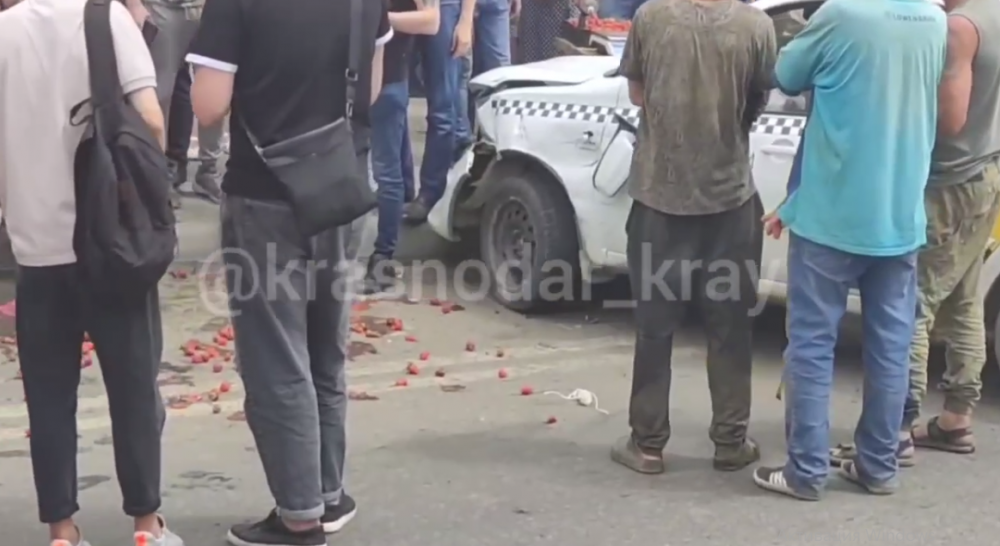Уснувший таксист в Краснодаре врезался в припаркованное авто и сбил продавца клубники