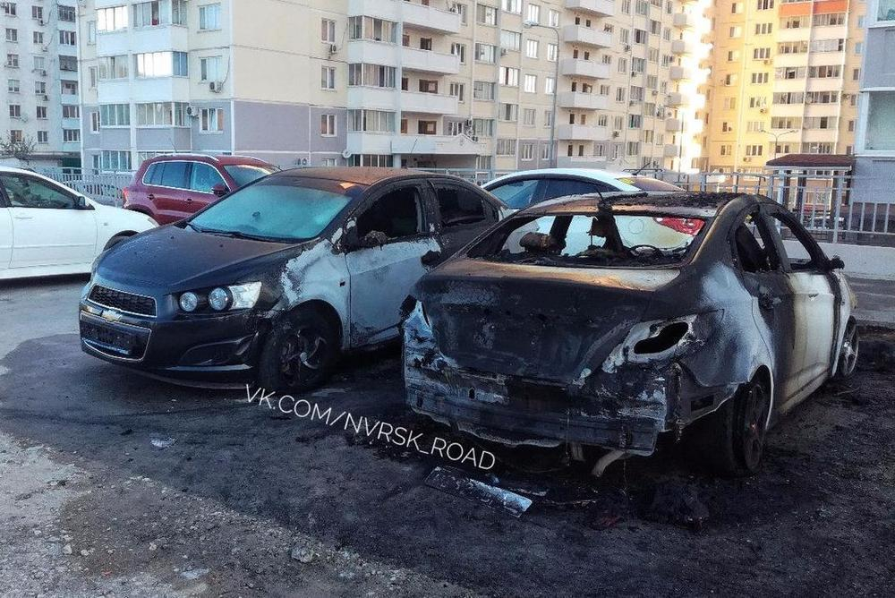 В спальном районе Новороссийска среди ночи сгорели две иномарки
