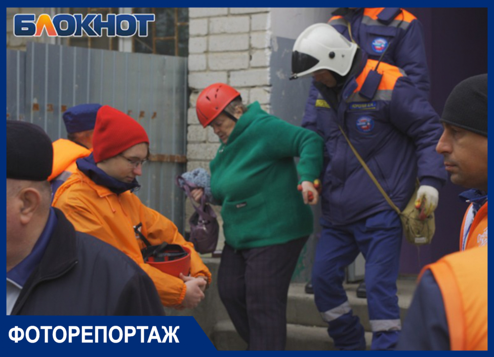 Жильцы в касках эвакуируют вещи из протараненного СУ-34 дома в Ейске: фоторепортаж