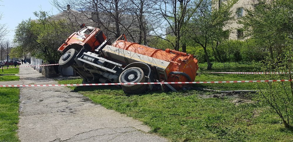 Ассенизатор провалился под землю в Новороссийске