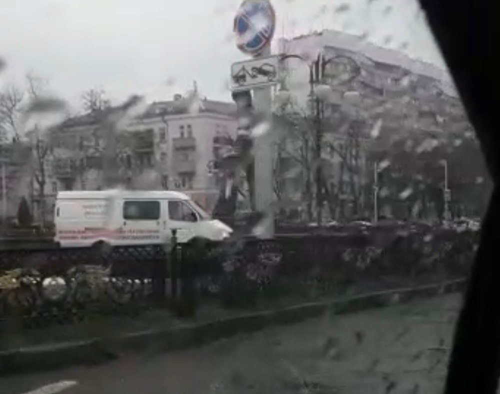 Водитель «Газели» в Краснодаре объехал пробки прямо по пешеходной зоне на Красной