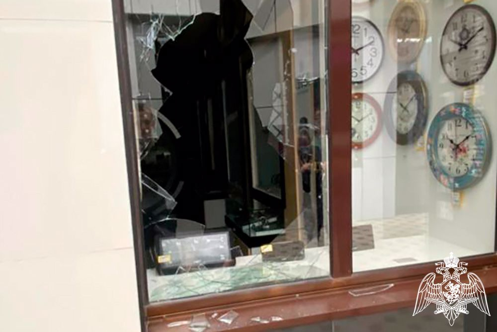 «Швырнул в окно камень и залез на крышу»: дебош в магазине Краснодара