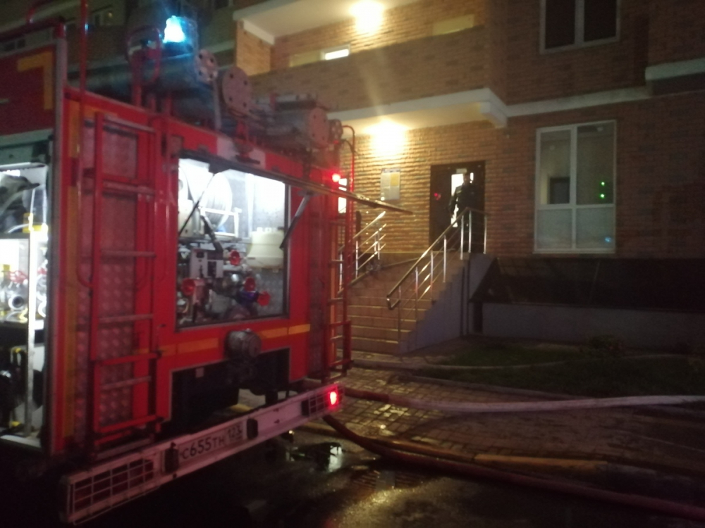 В многоэтажном доме в Краснодаре вспыхнул пожар в квартире