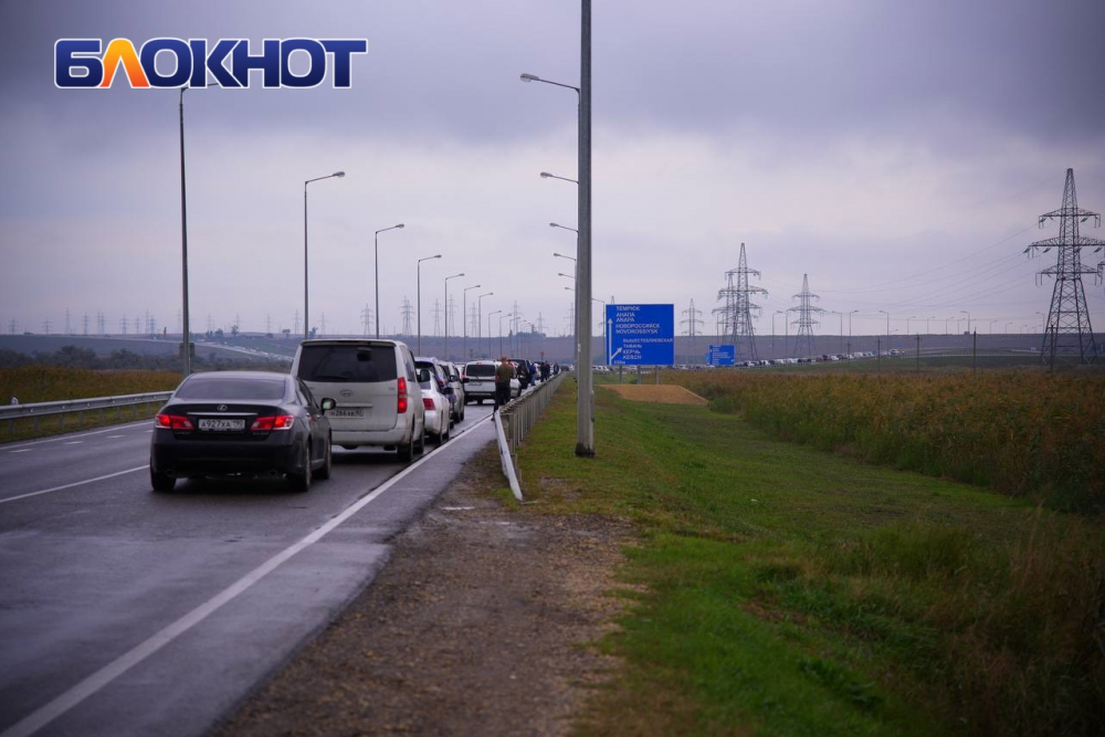 В Краснодарском крае второй день стоит пробка к Крымскому мосту