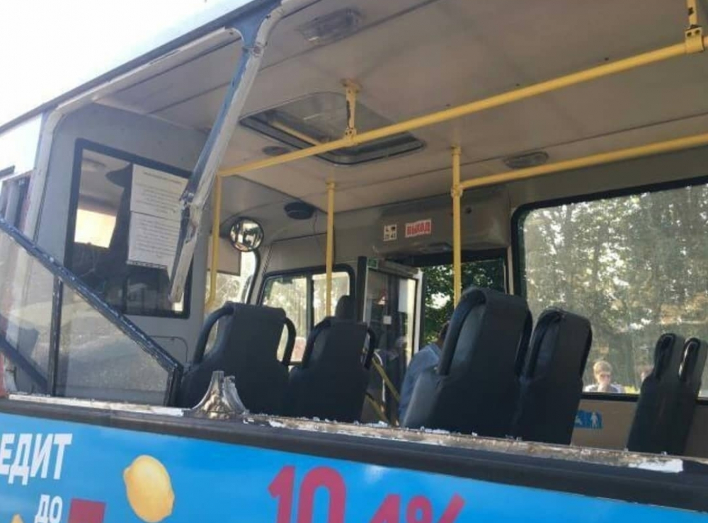 Пассажиры автобуса пострадали из-за отстегнувшегося ковша грузовика в Краснодаре