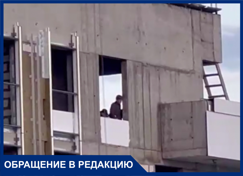 На видео попали дети, кидающие камни с 25 этажа строящегося дома в Краснодаре