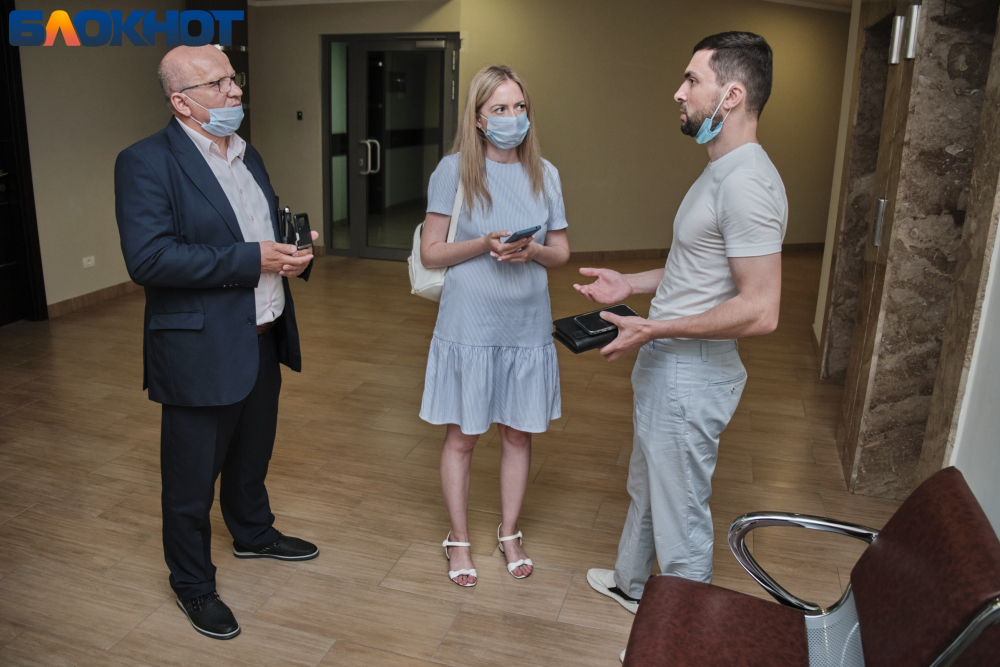 В Краснодаре работодатели продолжают заставлять сотрудников носить маски