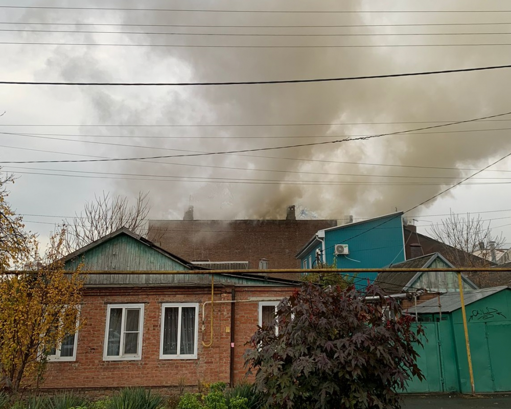 Двухэтажный дом загорелся в Краснодаре