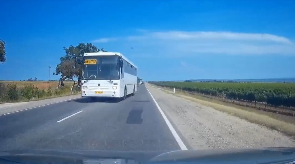 На Кубани автобус чудом избежал лобового столкновения
