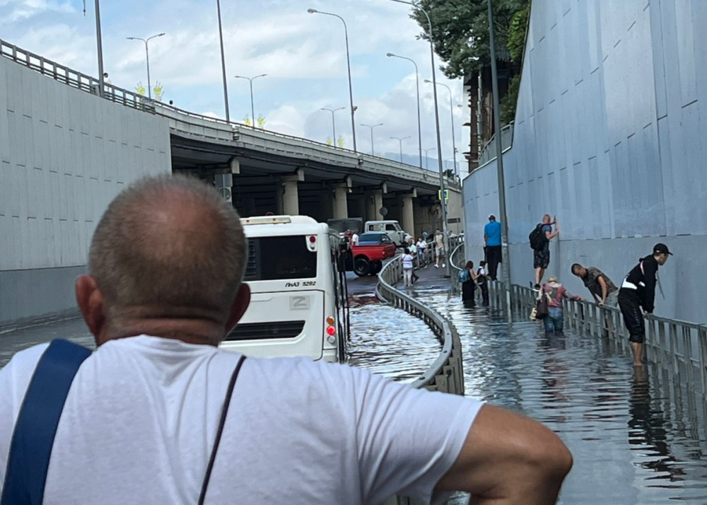«Из-за потопа и Путина дикие пробки, тонут автобусы, люди лазят по ограждениям»: краснодарка о происходящем в Сочи