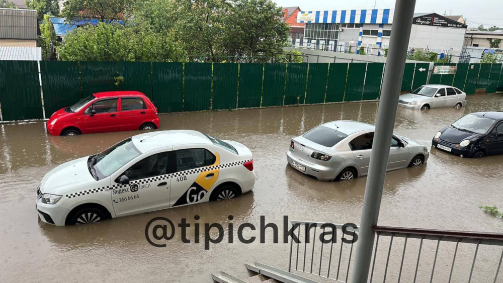 Улицы-реки, отключение света, остановка трамваев: видео и фото потопа в Краснодаре из-за ливня