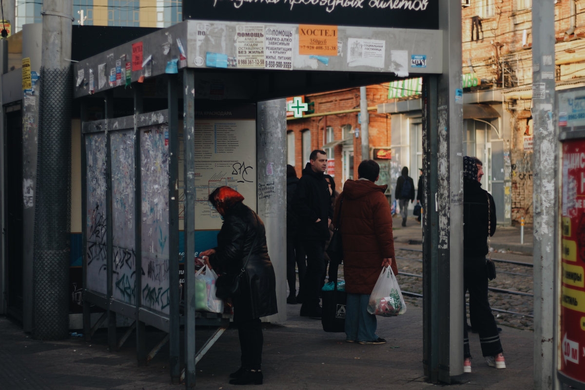 Остановки краснодара фото. Люди на остановках Краснодара ноябрь. Пассажиры на остановке фото. Остановка Октябрьская Краснодар. Ожидающие на остановке\.