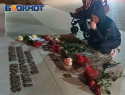 «Cо смертью его дело умрёт»: чиновники, силовики и горожане пришли на возложение цветов Навальному*