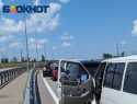 Перед Крымским мостом скопилось более 350 машин