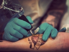 В Краснодаре татуировщика, торговавшего наркотиками, осудили на 10 лет 