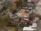 В Краснодаре сильный ветер сорвал крыши и повалил деревья: фото и видео