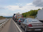 Массово рванувшие на море туристы образовали километровые заторы на М-4 «Дон» 