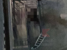 «Руку оторвало»: в Краснодаре мужчина выпал с балкона многоэтажки вместе с лестницей