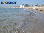Одни купаются, другие тут же чистят пляжи: блогер показал обстановку в Анапе