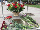 ﻿﻿﻿К «звезде» Иосифа Кобзона в Геленджике люди несут цветы