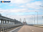 Больше 700 машин пытаются попасть на Крымский мост в Керчи