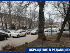 «Местным не хватает пространства и мест»: территория возле онкоцентра в Краснодаре превратилась в стоянку для машин