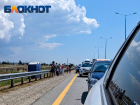Дороги на побережье Кубани погрязли в пробках в начале рабочей недели