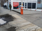  Жители Краснодара пожаловались на разбитый асфальт» на «зебре» по улице Промышленной 
