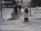 Нерасчищенные дороги и спешащие домой люди: показываем заснеженный Краснодар