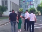 Полиция нашла катавшуюся по Краснодару на крыше BMW с голой попой девушку