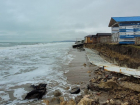 Сильный шторм разгромил морские пляжи в Краснодарском крае