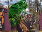 Огромного хамелеона в стиле треш-арт собрали из отходов в Краснодаре 