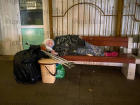 83-летнюю неходячую бабушку выставили из больницы и оставили лежать на лавочке в Краснодаре 