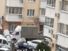 Дети закидали авто с многоэтажки в Краснодаре