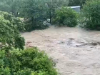 Мощные потоки воды хлынули по улицам Архипо-Осиповки в Краснодарском крае: видео 