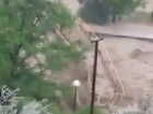 В Сочи мощным потоком воды снесло мост