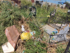 На Славянском кладбище Краснодара могилы завалили мусором