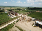 На строящейся трассе Краснодар - Крым возводят мост