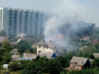 В Краснодаре горит дом: горожан напугал треск полыхающего шифера