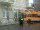 Ремонт троллейбуса, который протаранил стену дома в Краснодаре, оценили в 200 тысяч рублей