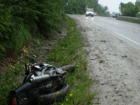 Мотоциклист без прав на высокой скорости врезался в «Волгу» в Новороссийске