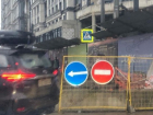 В Краснодаре улица Школьная застыла в пробке из-за перекрытой полосы