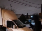 В Краснодаре пассажиры трамваев вытолкнули с путей застрявший грузовик