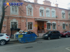 Депутат Госдумы Дмитрий Гусев не убрал мусорку под окнами своей приёмной в Краснодаре
